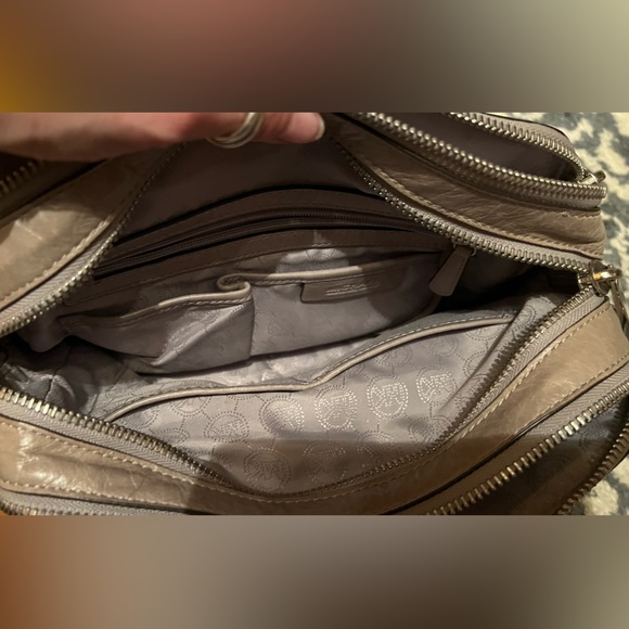 Authentic Light grey Michael Kors Purse hand bag. - Picture 3 of 8